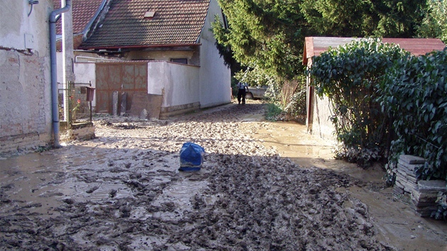 Voda z prasklho potrub zaplavila v Brn osadu ernoviky.