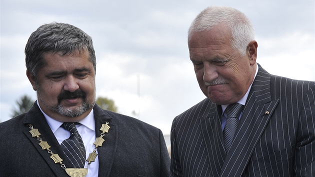 Prezident Václav Klaus (vpravo) otevírá se starostou Michaelem Canovem secesní most v Chrastavě, který byl znovu vybudován po ničivých záplavách v roce 2010. (28. září 2012)