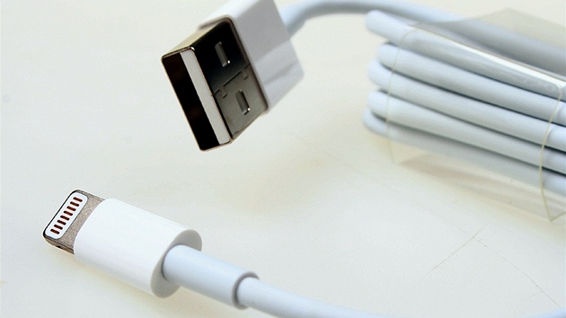 iPhone 5 m nov systmov konektor. Kabel pro propojen telefonu s USB je pibalen.
