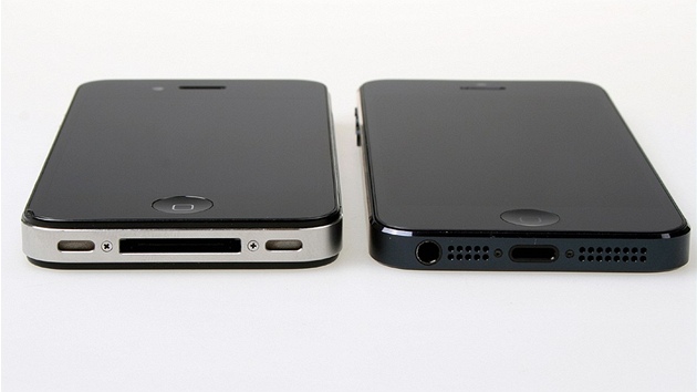 Starý konektor na iPhone 4 a nový konektor Lightning iPhonu 5