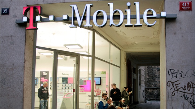 Prvn zjemci o nov iPhone 5 ped praskou prodejnou T-Mobile.