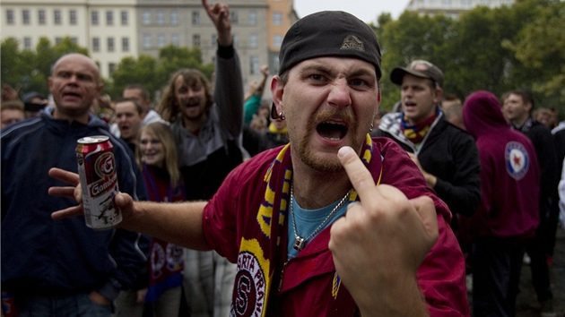 Fanouci Sparty se vydali ped zpasem se Slavi na stadion do Edenu pky. Neetili pokikem ani gesty.