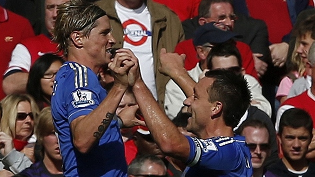 Fernando Torres (vlevo) pijm  gratulace od spoluhre z Chelsea Johna Terryho ke glu v utkn Premier League na hiti Arsenalu.