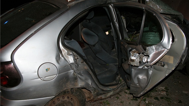 Opilý řidič byl s těžkým zraněním převezen do brněnské nemocnice. Na místě zemřel jeho osmnáctiletý spolujezdec.