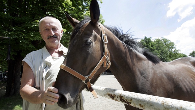 Oldřich Navrátil má koně rád. Snímek je z natáčení seriálu Znamení koně v Napajedlech.