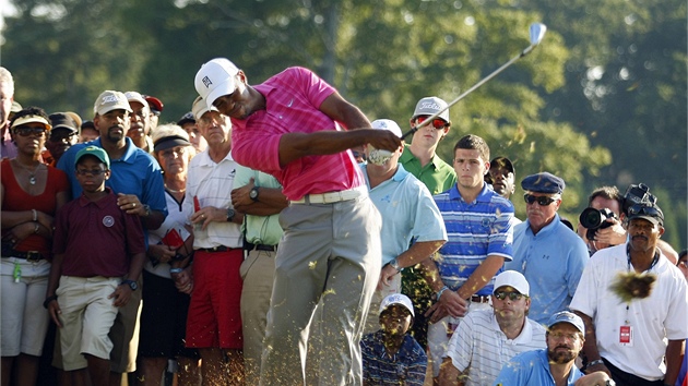 DRUH KOLO. Americk golfista Tiger Woods v prbhu druhho kola play-off FedExCupu.