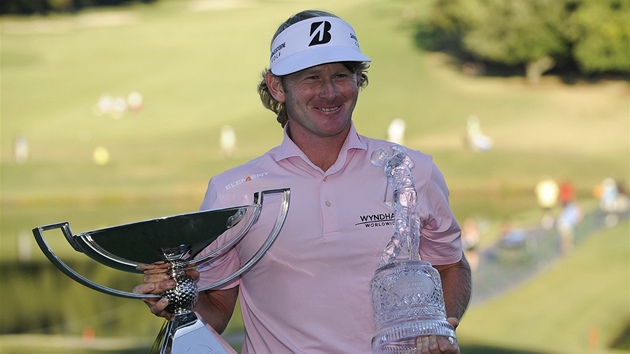 Brandt Snedeker s trofejemi o pro vtze Tour Championship a FedEx Cupu. 