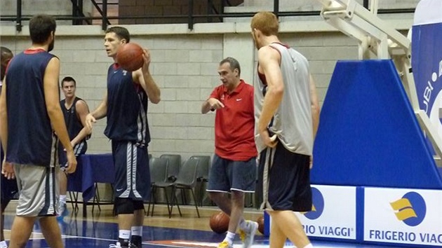 Kou nymburskch basketbalist Ronen Ginzburg pi trninku v italskm Cantu. 