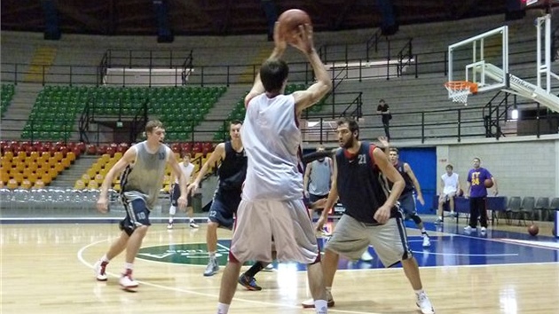 Basketbalist Nymburku pi trninku v italskm Cantu. 