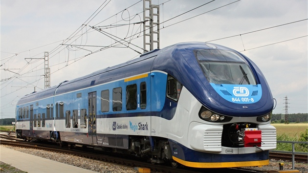 Žralok je prvním vlakem v moderní historii ČD, který má mezi dvěma vozidly společný jakobsův podvozek. Díky jeho použití je vlak nerozpojitelnou jednotkou.