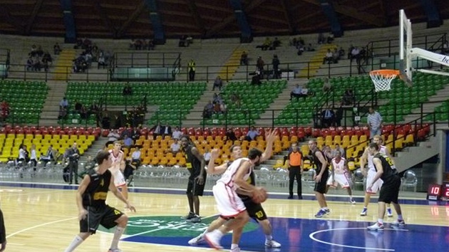 Nymbursk basketbalista Christos Tapoutos (v blm) to na ko belgickho Ostende.