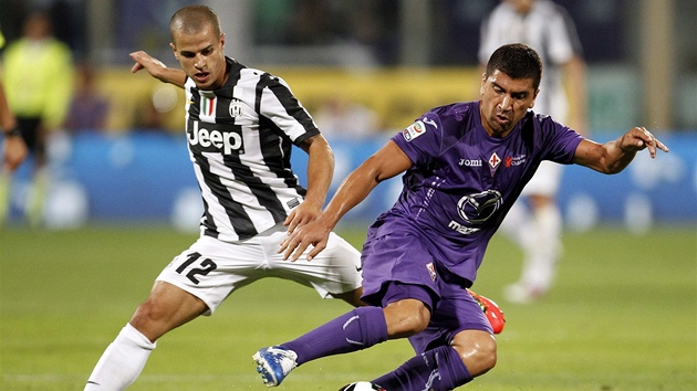 Sebastian Giovinco (vlevo) z Juventusu Turn bojuje o m s  Davidem Pizarrem z Fiorentiny.