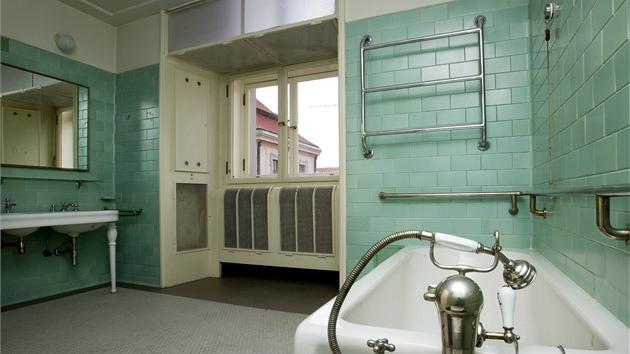 Koupelna bytu Jana Masaryka v Černínském paláci nacházejícím se na Loretánském náměstí v Praze