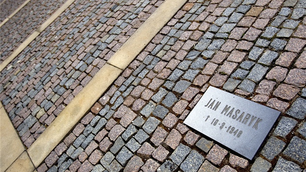 Pamtn deska u ernnskho palce pipomnajc msto, kam dopadl pi sv smrti Jan Masaryk.