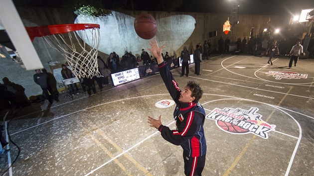 KRÁLEM NA SKÁLE. eský basketbalista Luká Kraus si ze streetballového turnaje...