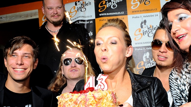 Martina Gavriely se svým narozeninovým dortem. 
