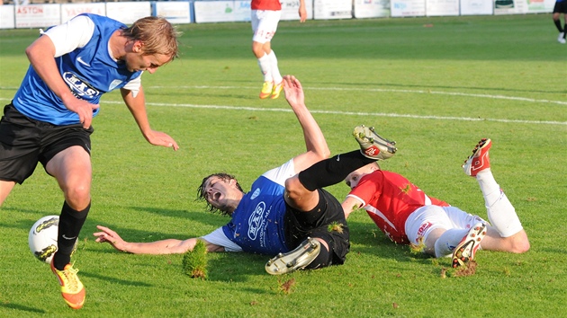 SOUBOJ NA DORAZ. Peter Mrz z Tborska v souboji s pardubickm Janem Javrkem (vpravo).