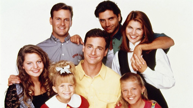 Seril Pln dm: (doln ada zleva) Candace Cameron Bure (DJ), Mary-Kate Olsenov (Michelle), Bob Saget (Danny), Jodie Sweetinov (Stephanie), (horn ada zleva) Dave Coulier (Joey), John Stamos (Jesse) a Lori Loughlinov (Becky)