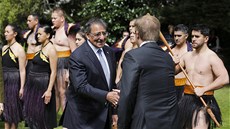 Americký ministr obrany Leon Panetta na náv�t�v� Nového Zélandu. Zády jeho