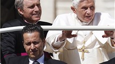 Pape Benedikt XVI. a jeho osobní komorník Polo Gabriele (dole) na archivním