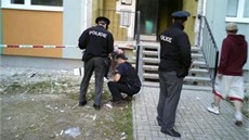 Okno, ze kterého dít vypadlo, se nechází pímo nad vchodem. Chlapec podle