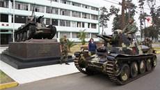 Tank, který dorazil do �eska, je�t� nedávno slou�il jako pomník p�ed kasárnami