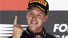 VÍTZ. Sebastian Vettel se raduje ze svého triumfu ve Velké cen Singapuru.