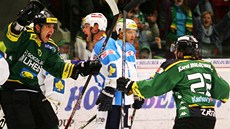 Karlovarští hokejisté se radují z gólu Martina Zaťoviče (vpravo) proti Plzni.