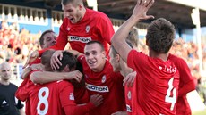 GÓLOVÁ OSLAVA. Fotbalisté Brna se radují z jednoho z pěti gólu do sítě Jihlavy.
