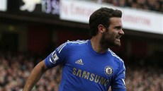 JE TAM! Juan Mata z Chelsea slaví vedoucí gól v utkání proti Arsenalu.