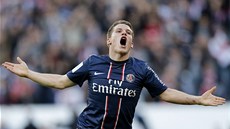 TREFIL SE. Kevin Gameiro z Pa�í�e St. Germain slaví sv�j gól v zápase se