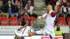 CENTR NEPRO�EL. Martin Latka ze Slavie (vpravo) blokuje centr spar�anského