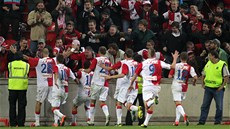 VÍTZNÉ DERBY. Martin Latka hrál derby proti Spart naposledy na podzim 2012. Tehdy gólem zaídil vítzství, které si pak uíval spolu s fanouky.