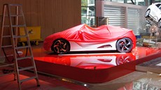 Zpod plachty vykukuje koncept elektrospor�á�ku od Hondy. Kdy� vid�la ostraha...