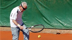 Ptadevadesátiletý tenista Artin Elmayan pi tréninku v argentinském Buenos