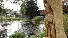 Park ve Veleín na eskokrumlovsku zdobí devná socha vodníka od Jaroslava