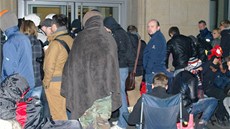 Zahájení prodeje iPhonu 5 v Drá��anech. Zájemci o novinku �ekali p�ed prodejnou