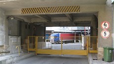 Tudy vjídli zlíntí policisté pi tvrtením zásahu. Nyní se do areálu nelze