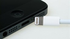 Lightning konektor zavedl Apple u iPhonu 5, teď do něj půjdou připojit i sluchátka