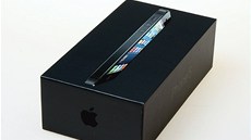 Nejenom iPhone 5 narostl. Vtí je i krabika, v které je telefon dodáván.
