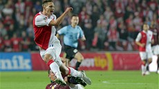 SLÁVISTO NEPROJDE�! Manuel Pami� zastavuje pr�nik slávistického úto�níka Milana...