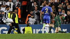 Míč po střele Fabia Quagliarelly z Juventusu (vlevo)  prochází Petru Čechovi z