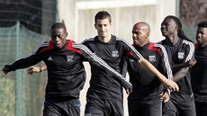 Fotbalisté Lyonu trénují p�ed utkáním Evropské ligy proti Spart�.