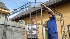 Rodina Jarmily Fi�erové si p�es léto postavila na zahrad� tento p�íst�e�ek pro
