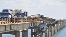 Brazilský �idi� z�stal viset z mostu