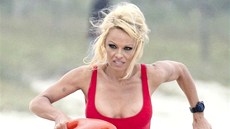 Pamela Andersonová se po letech znovu probhla jako záchranáka z Pobení...