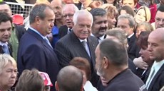 Chvíli po střelbě se Václav Klaus už opět usmívá.