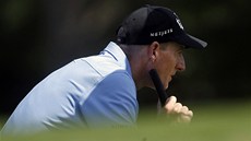 Americký golfista Jim Furyk sleduje druhé kolo finále play-off FedExCupu .