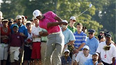 DRUHÉ KOLO. Americký golfista Tiger Woods v prbhu druhého kola play-off