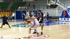 Basketbalisté Nymburku pi tréninku v italském Cantu. 